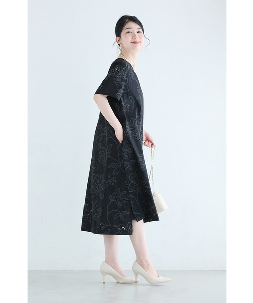 cawaii(カワイイ)の「(黒)花を描くパンチングデザインミディアムワンピース(ワンピース・レディース・ブラック・FREE)」の7枚目の写真