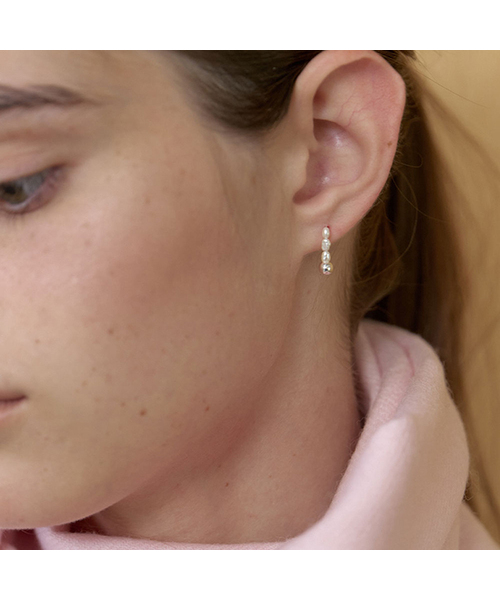 LOVE ME MONSTER(ラブミーモンスター)の「Shining Gem & Ball Stick Earrings (L253MER050)(ピアス(両耳用)・レディース・アイボリー/ブラック・FREE)」の1枚目の写真