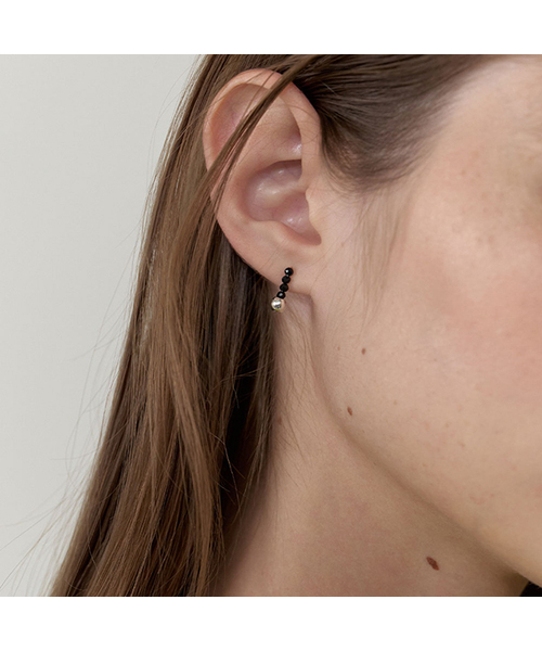 LOVE ME MONSTER(ラブミーモンスター)の「Shining Gem & Ball Stick Earrings (L253MER050)(ピアス(両耳用)・レディース・アイボリー/ブラック・FREE)」の2枚目の写真