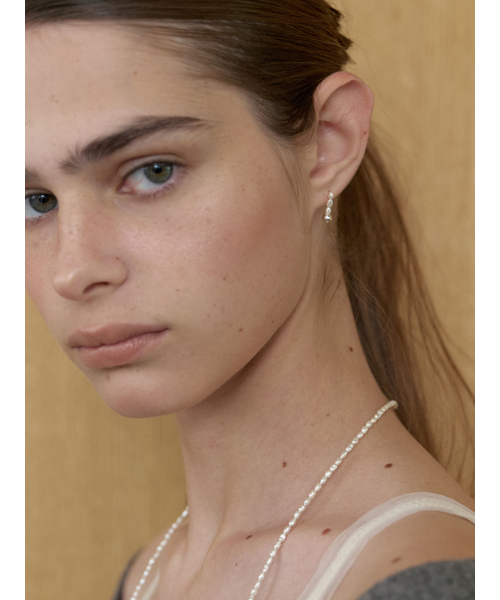 LOVE ME MONSTER(ラブミーモンスター)の「Shining Gem & Ball Stick Earrings (L253MER050)(ピアス(両耳用)・レディース・アイボリー/ブラック・FREE)」の5枚目の写真