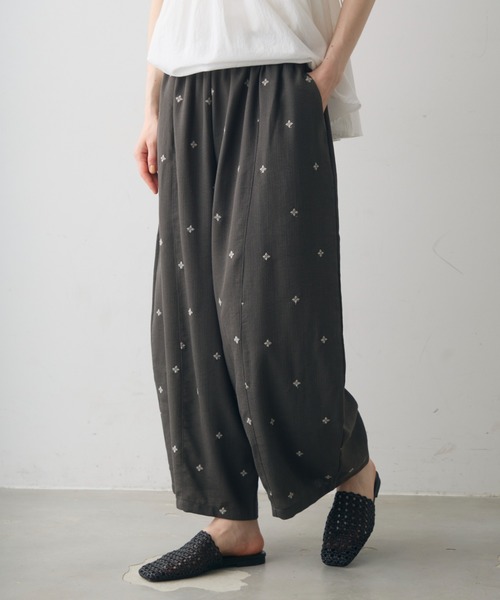 Crisp(クリスプ)の「embroidery easy pants / エンブロイダリーイージーパンツ(その他パンツ・レディース・ダークグレー/アイボリー・FREE)」の2枚目の写真
