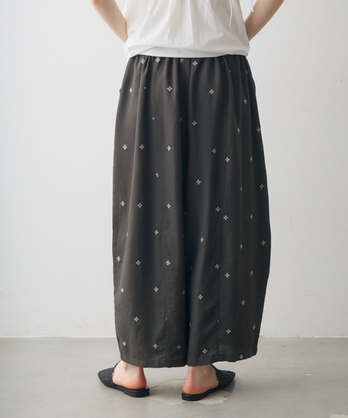 Crisp(クリスプ)の「embroidery easy pants / エンブロイダリーイージーパンツ(その他パンツ・レディース・ダークグレー/アイボリー・FREE)」の22枚目の写真