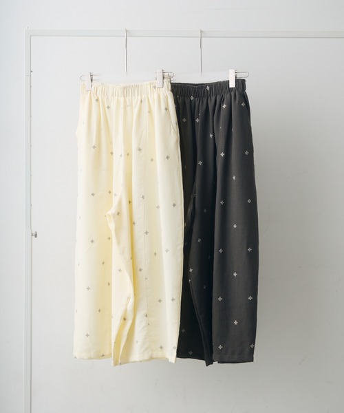 Crisp(クリスプ)の「embroidery easy pants / エンブロイダリーイージーパンツ(その他パンツ・レディース・ダークグレー/アイボリー・FREE)」の7枚目の写真