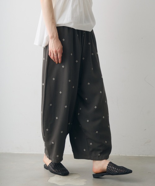 Crisp(クリスプ)の「embroidery easy pants / エンブロイダリーイージーパンツ(その他パンツ・レディース・ダークグレー/アイボリー・FREE)」の21枚目の写真