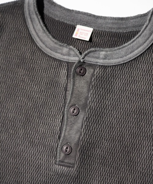 TOWNCRAFT(タウンクラフト)の「TOWNCRAFT / タウンクラフト COTTON THERMAL 3B HENLEY TEE コットン サーマル 3ボタン ヘンリーネックTシャツ(Tシャツ/カットソー・メンズ・ネイビー/グレー/ナチュラル/ピンク/ブラック・MEDIUM/LARGE)」の16枚目の写真