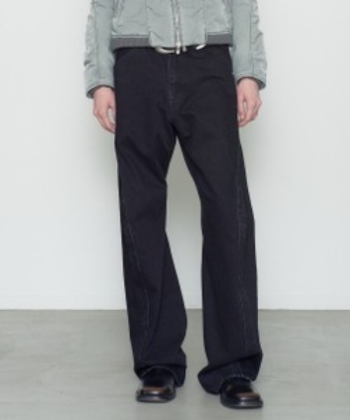 NVRFRGT(ネヴァーフォーゲット)の「3D TWISTED JEANS/ブラックデニム/12.5oz/タンブルバイオストーンウォッシュ加工/立体裁断/NVRFRGT(デニムパンツ・メンズ・ブラック・3/2/1)」の1枚目の写真