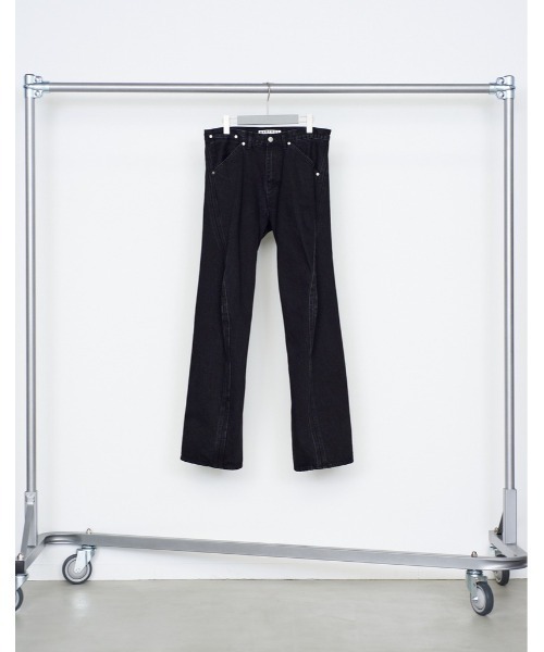 NVRFRGT(ネヴァーフォーゲット)の「3D TWISTED JEANS/ブラックデニム/12.5oz/タンブルバイオストーンウォッシュ加工/立体裁断/NVRFRGT(デニムパンツ・メンズ・ブラック・3/2/1)」の2枚目の写真