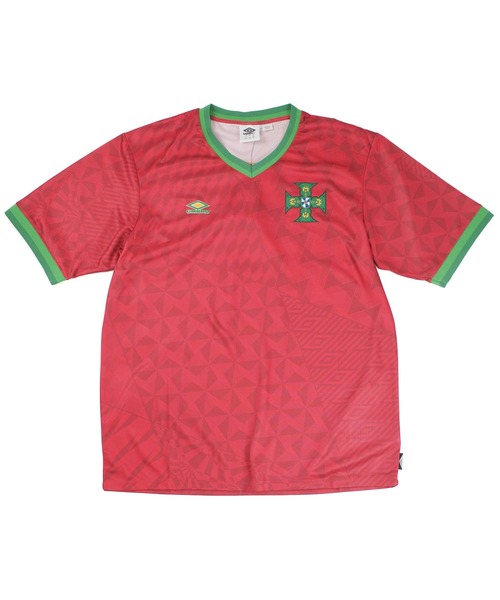 UMBRO(アンブロ)の「【T21】【umbro/アンブロ】2024 PORTGAL ICONIC GRAPHIC JERSEY ポルトガル アイコニック グラフィック ジャージ UUM166569U(Tシャツ/カットソー・メンズ・マルーン・MEDIUM)」の2枚目の写真