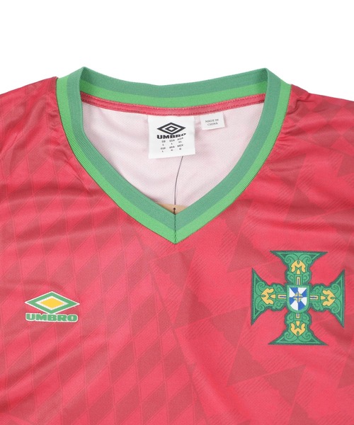 UMBRO(アンブロ)の「【T21】【umbro/アンブロ】2024 PORTGAL ICONIC GRAPHIC JERSEY ポルトガル アイコニック グラフィック ジャージ UUM166569U(Tシャツ/カットソー・メンズ・マルーン・MEDIUM)」の3枚目の写真
