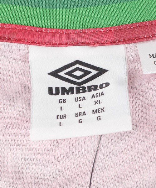 UMBRO(アンブロ)の「【T21】【umbro/アンブロ】2024 PORTGAL ICONIC GRAPHIC JERSEY ポルトガル アイコニック グラフィック ジャージ UUM166569U(Tシャツ/カットソー・メンズ・マルーン・MEDIUM)」の4枚目の写真