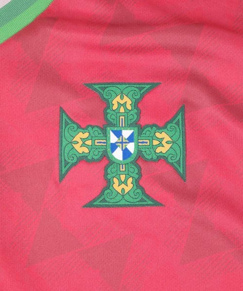 UMBRO(アンブロ)の「【T21】【umbro/アンブロ】2024 PORTGAL ICONIC GRAPHIC JERSEY ポルトガル アイコニック グラフィック ジャージ UUM166569U(Tシャツ/カットソー・メンズ・マルーン・MEDIUM)」の5枚目の写真