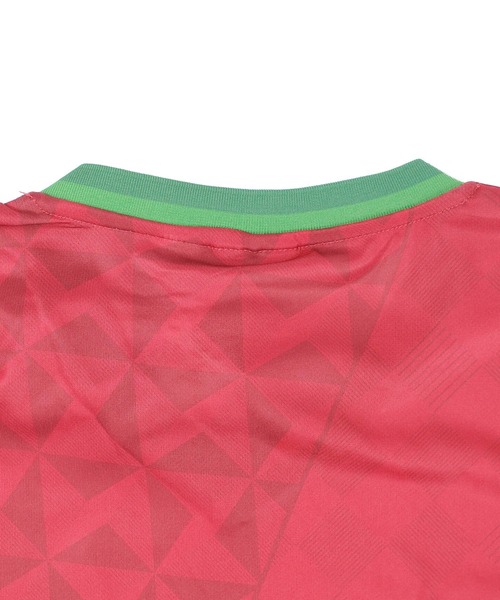 UMBRO(アンブロ)の「【T21】【umbro/アンブロ】2024 PORTGAL ICONIC GRAPHIC JERSEY ポルトガル アイコニック グラフィック ジャージ UUM166569U(Tシャツ/カットソー・メンズ・マルーン・MEDIUM)」の10枚目の写真