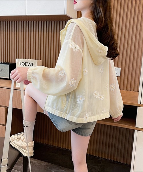 AMAJI（アマジ）の「フード付き フラワー刺繍 シアー ライトジャケット（その他アウター・レディース・ベージュ/ライトピンク・X-LARGE/MEDIUM/LARGE）」の3枚目の写真