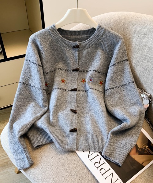 LUCPY(ラクピー)の「ノルディック刺繍ニットカーディガン(カーディガン/ボレロ・レディース・ホワイト/グレー・FREE)」の2枚目の写真