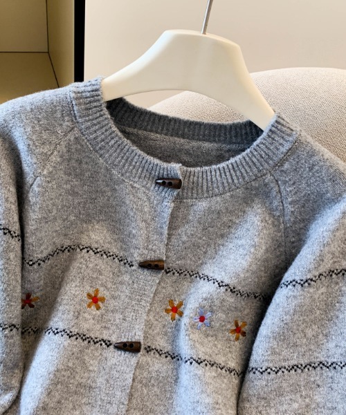 LUCPY(ラクピー)の「ノルディック刺繍ニットカーディガン(カーディガン/ボレロ・レディース・ホワイト/グレー・FREE)」の3枚目の写真