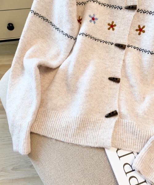 LUCPY(ラクピー)の「ノルディック刺繍ニットカーディガン(カーディガン/ボレロ・レディース・ホワイト/グレー・FREE)」の4枚目の写真
