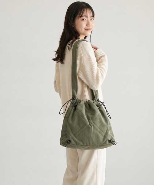 crossi(クロッシー)の「シャーリングコーデュロイ巾着ショルダーバッグ(ショルダーバッグ・レディース・ベージュ/グリーン・FREE)」の2枚目の写真
