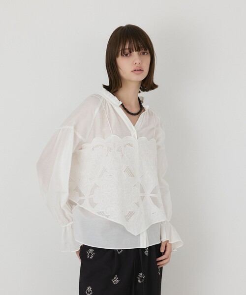 GRACE CONTINENTAL(グレースコンチネンタル)の「カットワークキャミ付カフタンブラウス(シャツ/ブラウス・レディース・ブラック/ホワイト・36)」の2枚目の写真