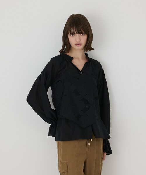 GRACE CONTINENTAL(グレースコンチネンタル)の「カットワークキャミ付カフタンブラウス(シャツ/ブラウス・レディース・ブラック/ホワイト・36)」の1枚目の写真