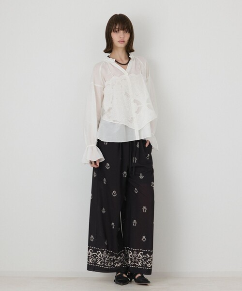 GRACE CONTINENTAL(グレースコンチネンタル)の「カットワークキャミ付カフタンブラウス(シャツ/ブラウス・レディース・ブラック/ホワイト・36)」の3枚目の写真