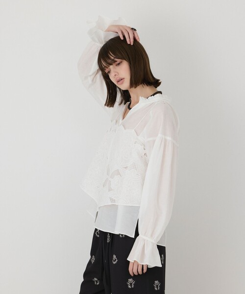 GRACE CONTINENTAL(グレースコンチネンタル)の「カットワークキャミ付カフタンブラウス(シャツ/ブラウス・レディース・ブラック/ホワイト・36)」の8枚目の写真