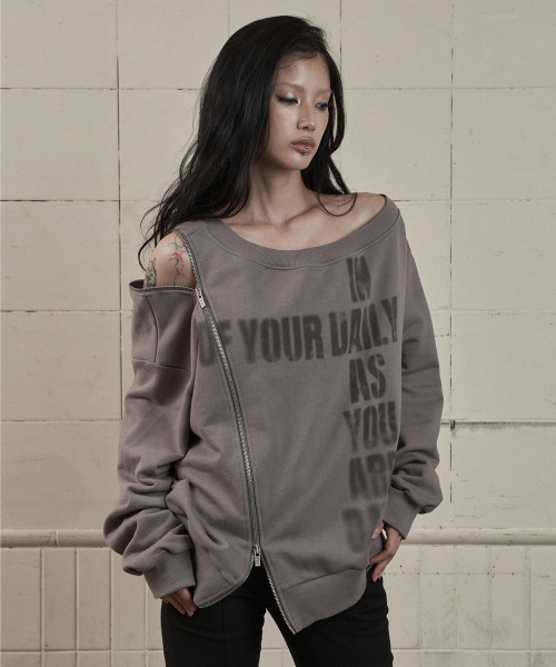 as you are（アズユーアー）の「ラインオフショルダースウェットシャツダークグレー（スウェット・レディース・その他・OS）」の2枚目の写真