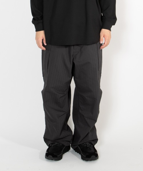 DAIWA PIER39(ダイワピア39)の「TECH 6P FIELD PANTS HERRINGBON BP-41026W(カーゴパンツ・メンズ・チャコールグレー/オリーブ・LARGE/SMALL/X-LARGE/MEDIUM)」の4枚目の写真