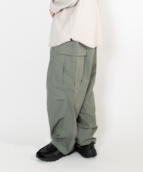 DAIWA PIER39(ダイワピア39)の「TECH 6P FIELD PANTS HERRINGBON BP-41026W(カーゴパンツ・メンズ・チャコールグレー/オリーブ・LARGE/SMALL/X-LARGE/MEDIUM)」の3枚目の写真