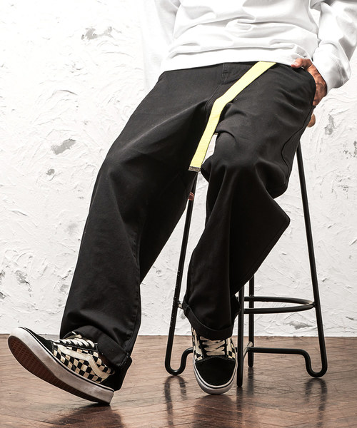 MinoriTY（マイノリティ）の「ワイドチノパンツ ガチャベル付（チノパンツ・メンズ・ブラック/ベージュ/ブラック系その他/ベージュ系その他・M/L）」の2枚目の写真