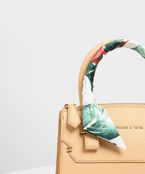 CHARLES & KEITH（チャールズ & キース）の「スカーフラップド
