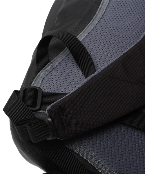 BEAMS（ビームス）の「ARC'TERYX /  ASTRI 19（バックパック/リュック・メンズ・ブラック・19ﾘｯﾀｰ）」の4枚目の写真