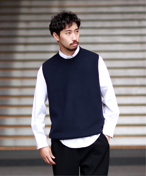 EDIFICE(エディフィス)の「コットン×アクリル クルーネック ベスト(ベスト・メンズ・ベージュ/ネイビー・SMALL/MEDIUM/LARGE/FREE)」の2枚目の写真