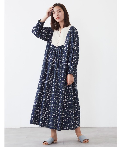 POU DOU DOU（プードゥドゥ）の「フラワープリント別地ヨークギャザーワンピース（ワンピース・レディース・ネイビー/ダークグレー・3）」の6枚目の写真