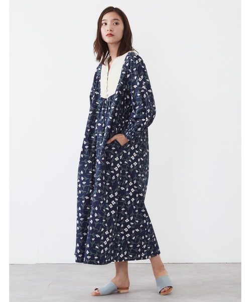 POU DOU DOU（プードゥドゥ）の「フラワープリント別地ヨークギャザーワンピース（ワンピース・レディース・ネイビー/ダークグレー・3）」の7枚目の写真