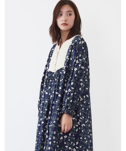 POU DOU DOU（プードゥドゥ）の「フラワープリント別地ヨークギャザーワンピース（ワンピース・レディース・ネイビー/ダークグレー・3）」の9枚目の写真
