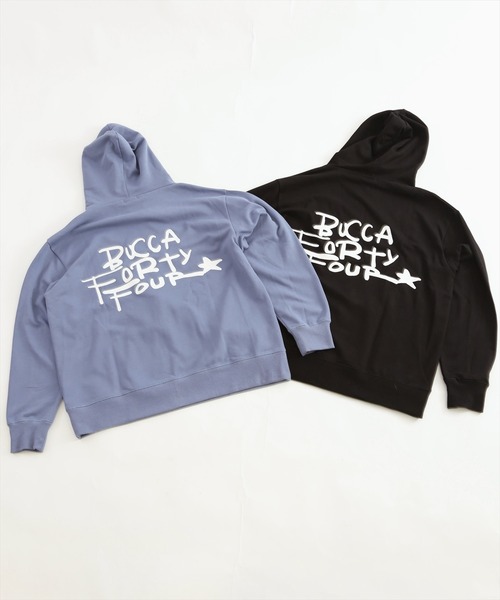 BUCCA 44（ブッカフォーティーフォー）の「【BUCCA 44】手書きテイストロゴプルオーバーパーカー（パーカー・メンズ・ブラック/サックスブルー・MEDIUM/LARGE/X-LARGE/XX-LARGE/XXX-LARGE）」の3枚目の写真