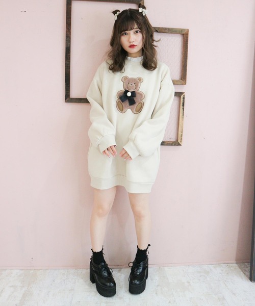 ROJITA(ロジータ)の「ブローチ付きクマトレーナー(スウェット・レディース・ブラック/ピンク/ベージュ・FREE)」の2枚目の写真