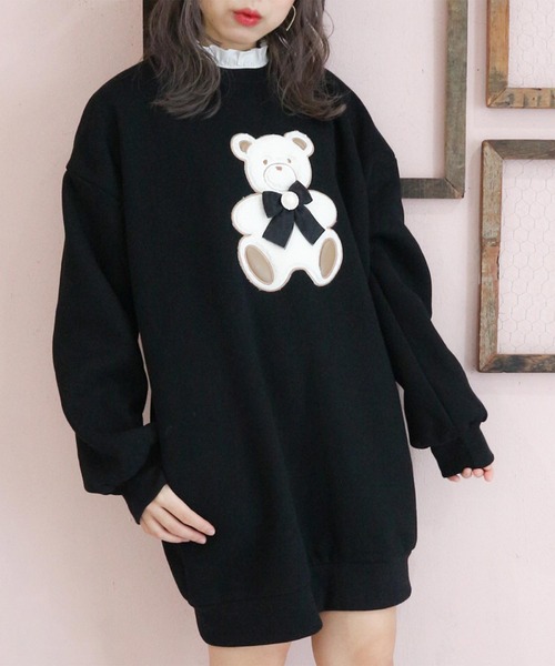 ROJITA(ロジータ)の「ブローチ付きクマトレーナー(スウェット・レディース・ブラック/ピンク/ベージュ・FREE)」の4枚目の写真