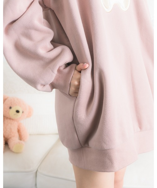 ROJITA(ロジータ)の「ブローチ付きクマトレーナー(スウェット・レディース・ブラック/ピンク/ベージュ・FREE)」の10枚目の写真