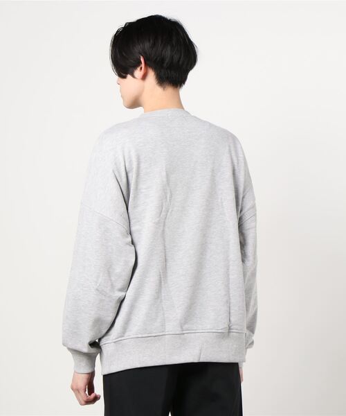 Beno（ビーノ）の「ライト裏毛 カレッジ ロゴ ルーズシルエット トレーナー 【MEMPHIS】（スウェット・メンズ・アイボリー/グレイッシュブルー/グレー・M/L）」の5枚目の写真