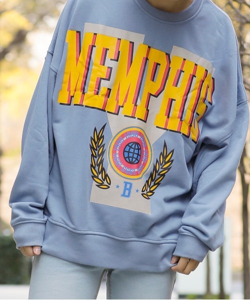 Beno（ビーノ）の「ライト裏毛 カレッジ ロゴ ルーズシルエット トレーナー 【MEMPHIS】（スウェット・メンズ・アイボリー/グレイッシュブルー/グレー・M/L）」の3枚目の写真