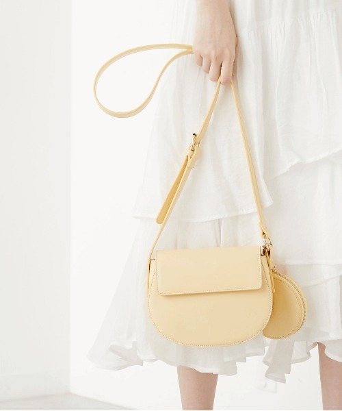OLIVE des OLIVE（オリーブデオリーブ）の「サークルポーチ付ショルダー（ショルダーバッグ・レディース・オフホワイト/イエロー/ベージュ/ダークブラウン・FREE）」の4枚目の写真