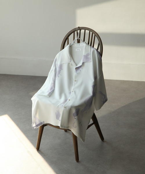 NILWAY（ニルウェイ）の「"Lily & Rose" Drape Oversize Shirt / 百合柄&薔薇柄ドレープオーバーサイズシャツ（シャツ/ブラウス・メンズ・ブラック×ホワイト/ブラック×レッド/ホワイト×ブラック/ホワイト×パープル/ブラック系/ホワイト×ブルー/ホワイト系/ブラック系1/ブラック×ブルー・LARGE/MEDIUM/SMALL/X-LARGE）」の12枚目の写真