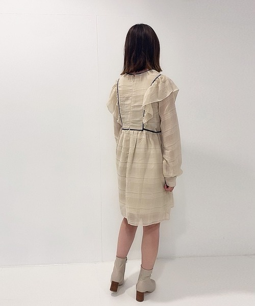 ADIRA（アディラ）の「シアーチェックフリルワンピ（ワンピース・レディース・チャコールグレー/ベージュ・MEDIUM）」の5枚目の写真