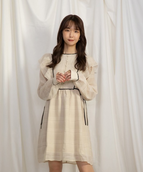 ADIRA（アディラ）の「シアーチェックフリルワンピ（ワンピース・レディース・チャコールグレー/ベージュ・MEDIUM）」の22枚目の写真