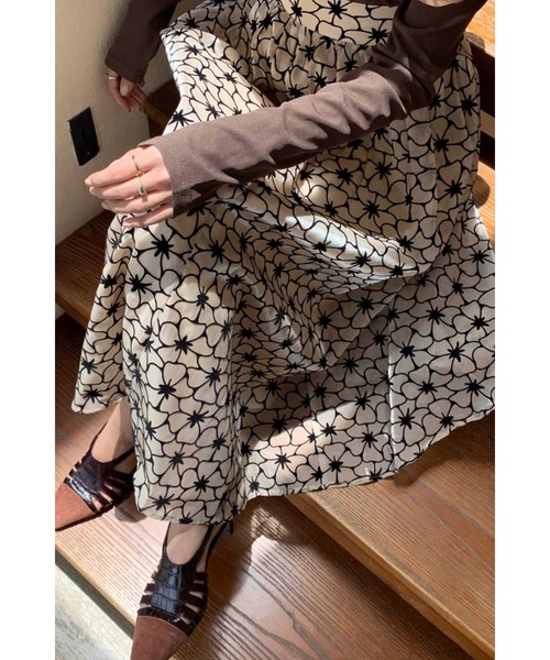 Leja(レジャ)の「オーガンジー刺繍花柄フレアスカート(スカート・レディース・ブラック/ベージュ・SMALL/MEDIUM)」の13枚目の写真