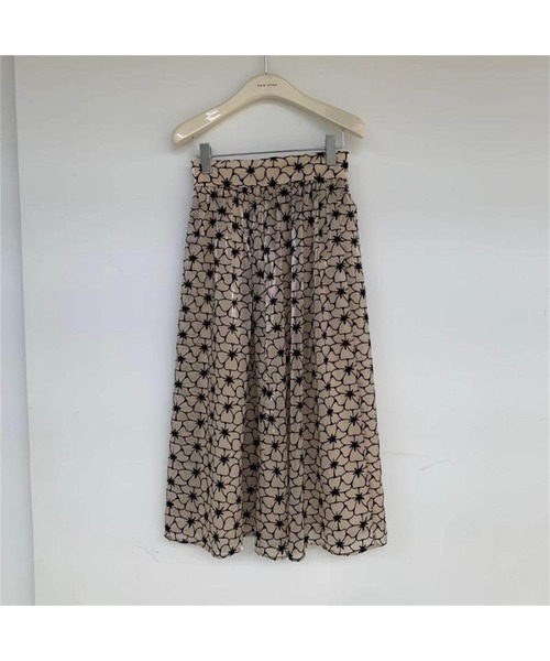 Leja(レジャ)の「オーガンジー刺繍花柄フレアスカート(スカート・レディース・ブラック/ベージュ・SMALL/MEDIUM)」の14枚目の写真