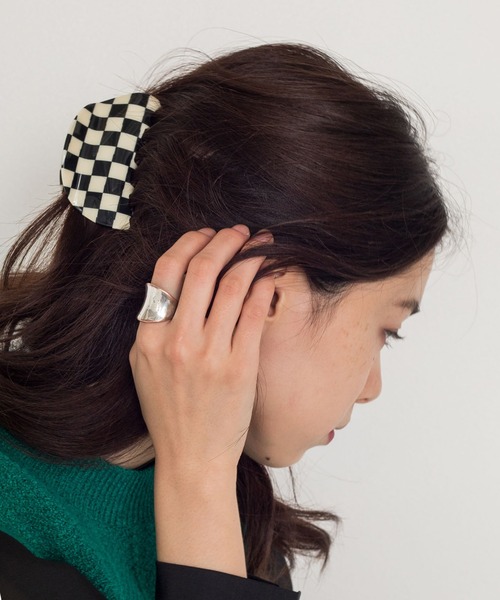 w closet(ダブルクローゼット)の「チェッカーラウンドバレッタ(バレッタ/ヘアクリップ・レディース・ホワイト×ブラック・FREE)」の1枚目の写真