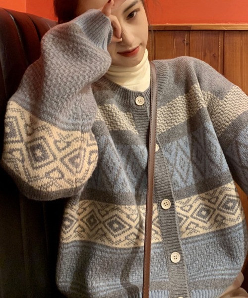 meJane(ミージェーン)の「ジオメトリック柄クルーネックニットカーディガン(カーディガン/ボレロ・レディース・ブラウン/グレー・FREE)」の1枚目の写真