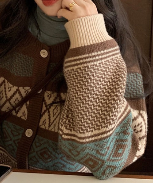 meJane(ミージェーン)の「ジオメトリック柄クルーネックニットカーディガン(カーディガン/ボレロ・レディース・ブラウン/グレー・FREE)」の3枚目の写真